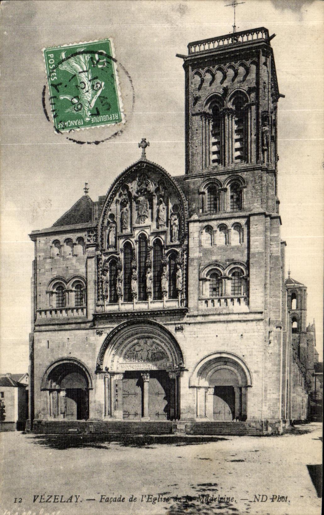 VÉZELAY — Façade de l'Église de la Madeleine — ND Pbot.