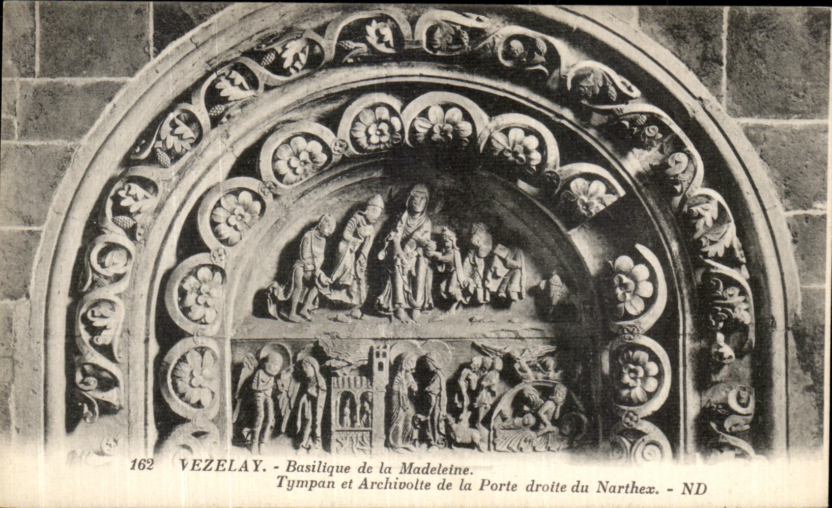 Vezelay - Basilique de la Madeleine. Tympans et Archivolte de la Porte droite du Narthex.