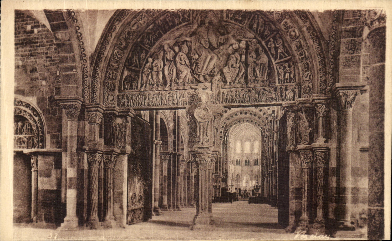 Vézelay — Basilique de la Madeleine, portes ouvertes du narthex vue sur la nef — Collection M. A. D. — Imp. Lévy, Paris