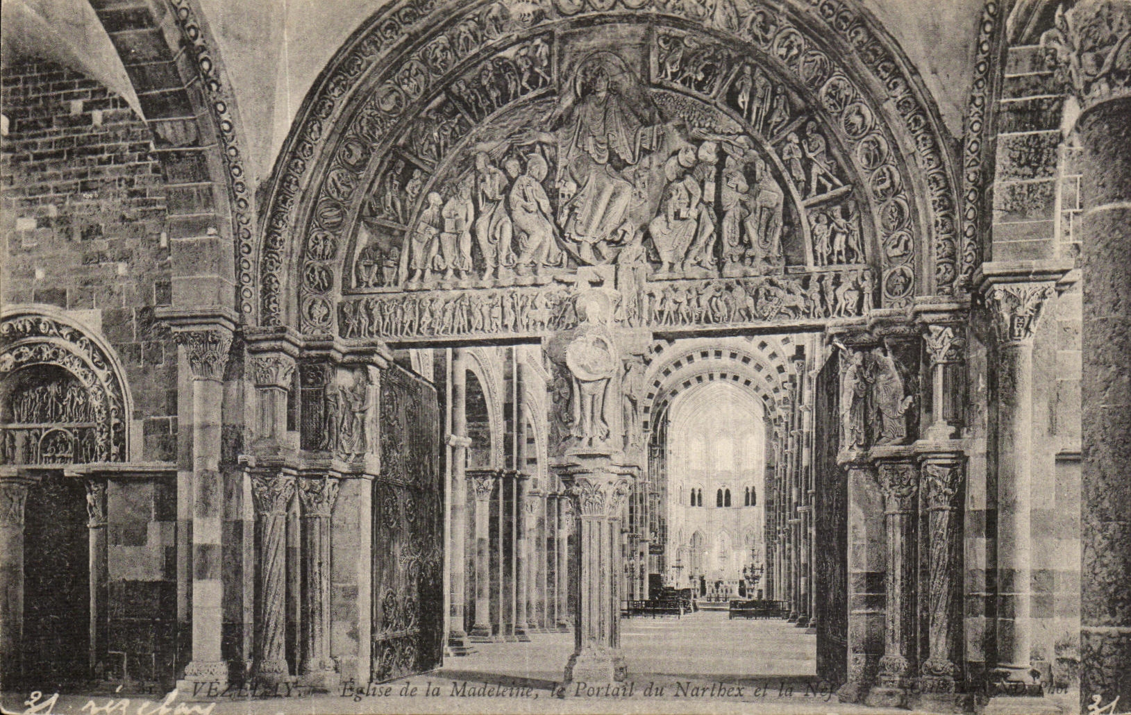 Vézelay — Église de la Madeleine, le Portail du Naribex et la Nef