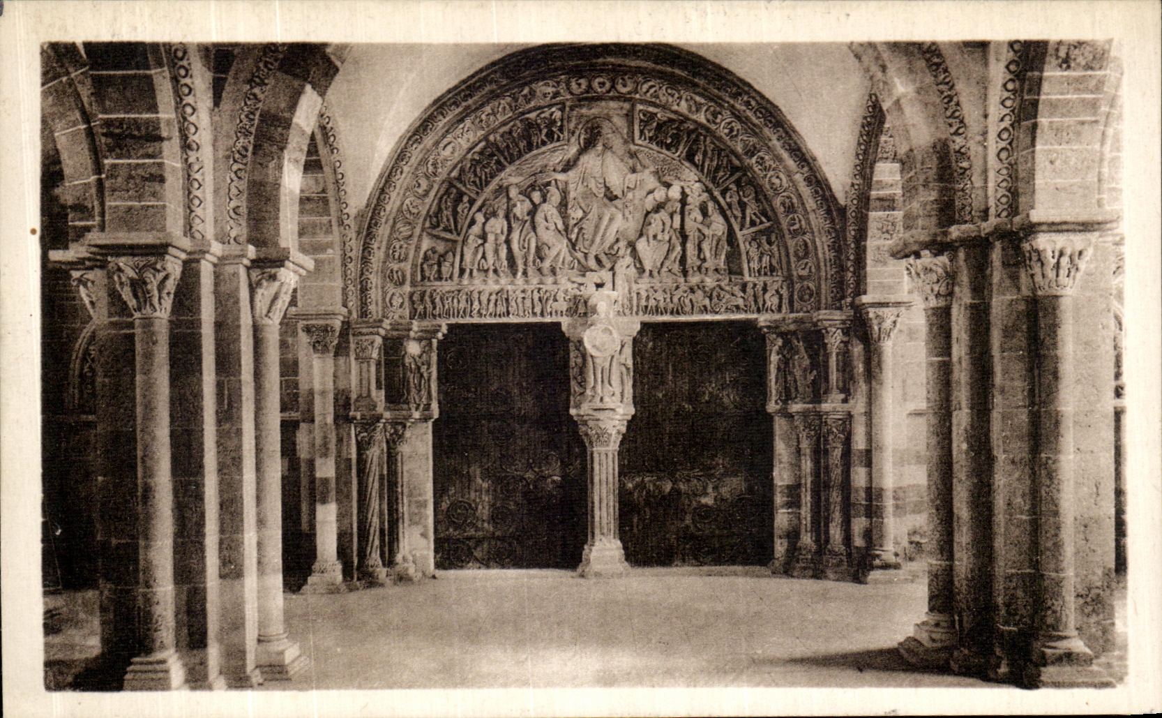 VÉZELAY — Basilique de la Madeleine — Le Portail central du Narthex (1125-1132) portes fermées