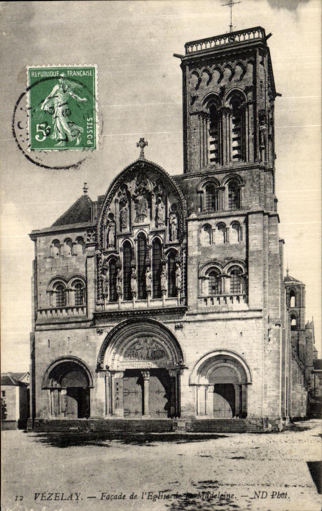 CPA Vezelay Facade De L Eglise De La Madeleine 