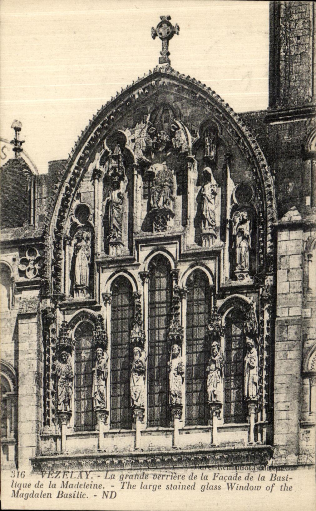 Vézelay - La grande verrière de la Façade de la Basilique de la Madeleine