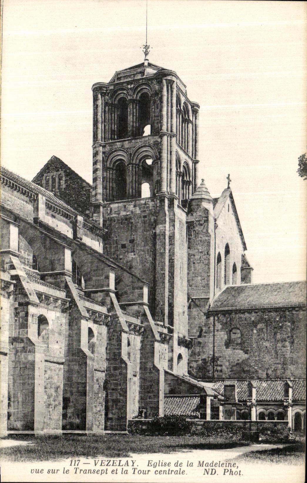 Vézelay — Église de la Madeleine, vue sur le transept et la tour centrale — ND. Phot.