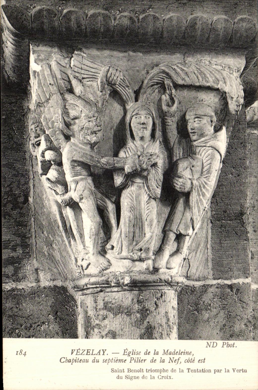 Vézelay — Église de la Madeleine, chapiteau du septième pilier de la nef, scène de la Tentation de saint Benoît par la Vertu du Signe de la Croix — ND Phot.