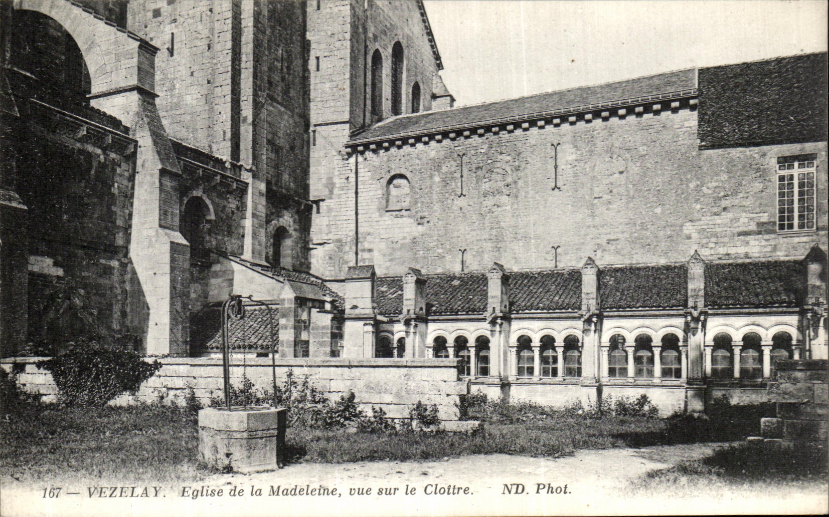 Vézelay — Église de la Madeleine, vue sur le Cloître — ND. Phot. n° 167