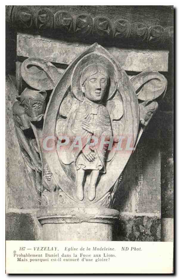 Vezelay — Église de la Madeleine, chapiteau sculpté représentant Daniel dans la fosse aux lions — ND Phot.