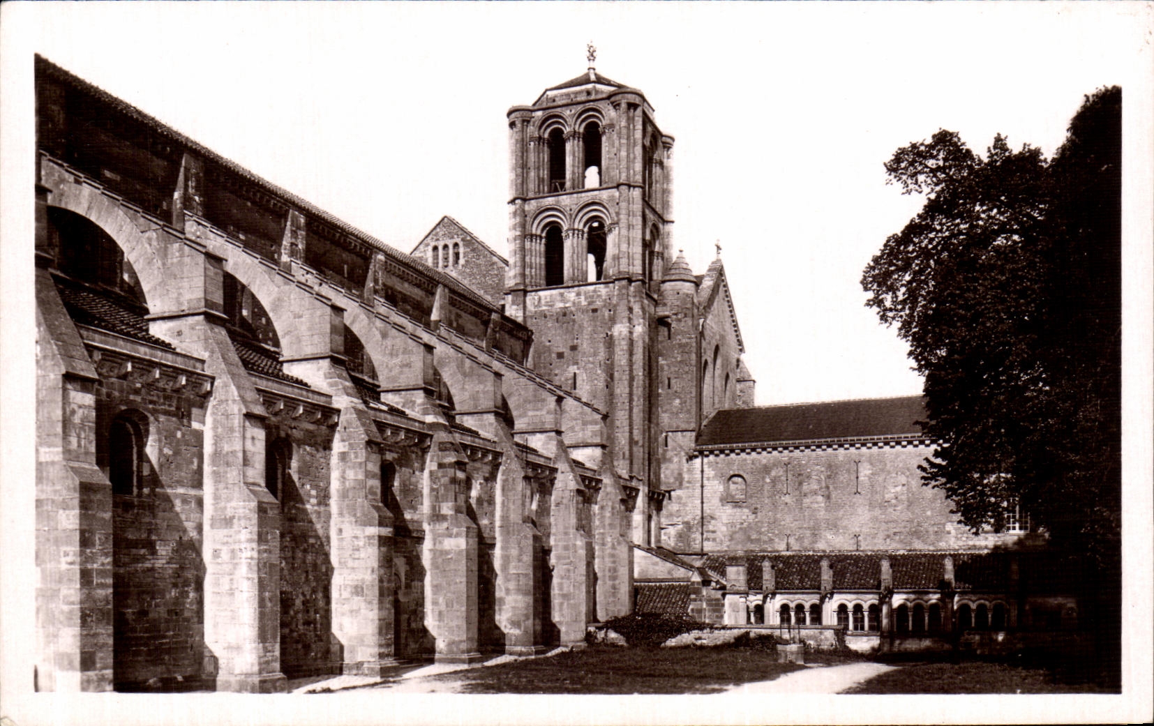 Vézelay - Basilique de la Madeleine — Lévy et Neurdein Reunis, Paris