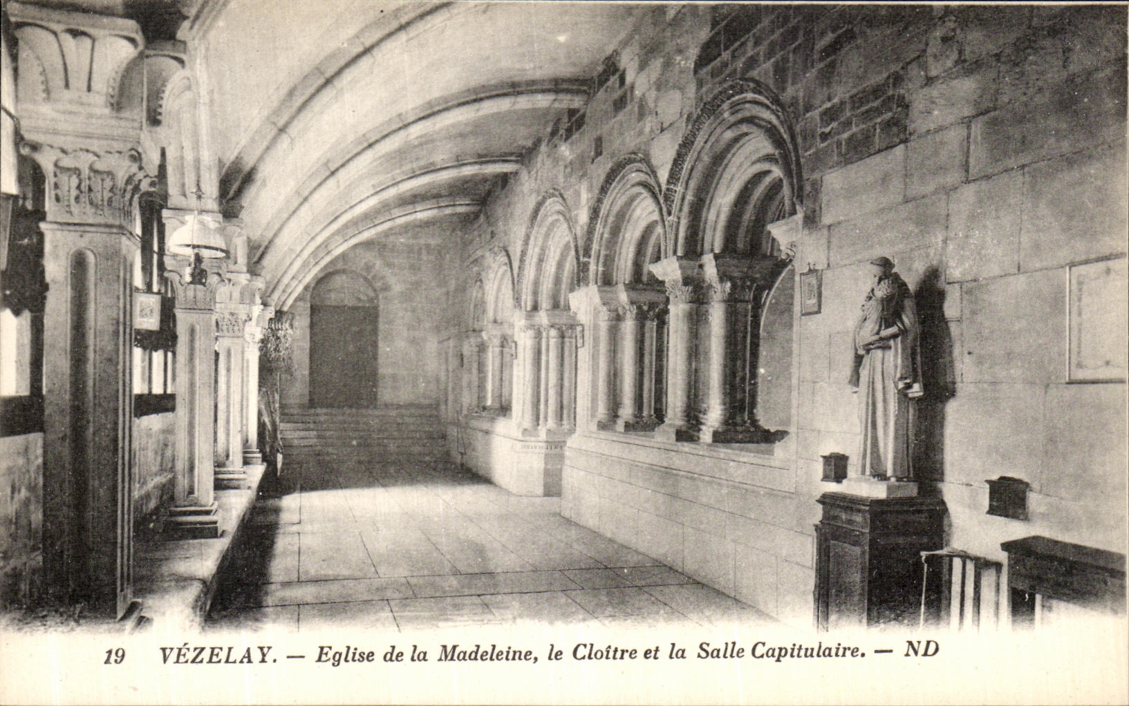 Vézelay — Église de la Madeleine, le Cloître et la Salle Capitulaire — ND