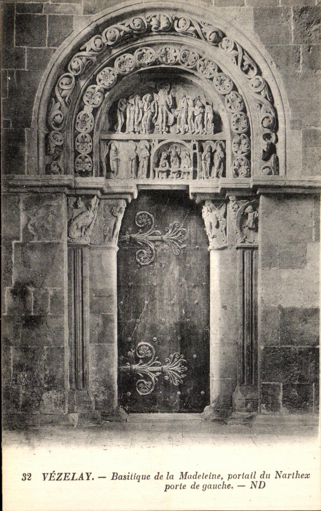 VÉZELAY — Basilique de la Madeleine, portail du Narthex, porte de gauche