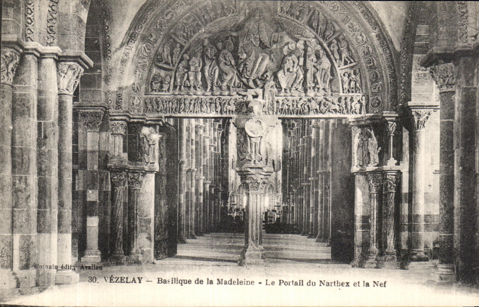 VÉZELAY — Basilique de la Madeleine — Le Portail du Narthex et la Nef