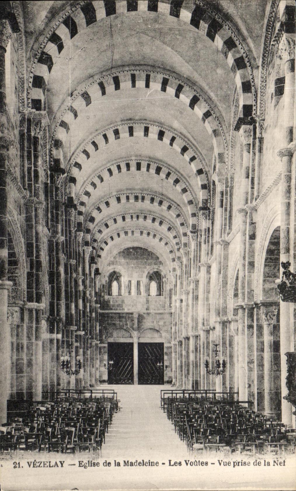 Vézelay — Église de la Madeleine — Les Voûtes — Vue prise de la Nef
