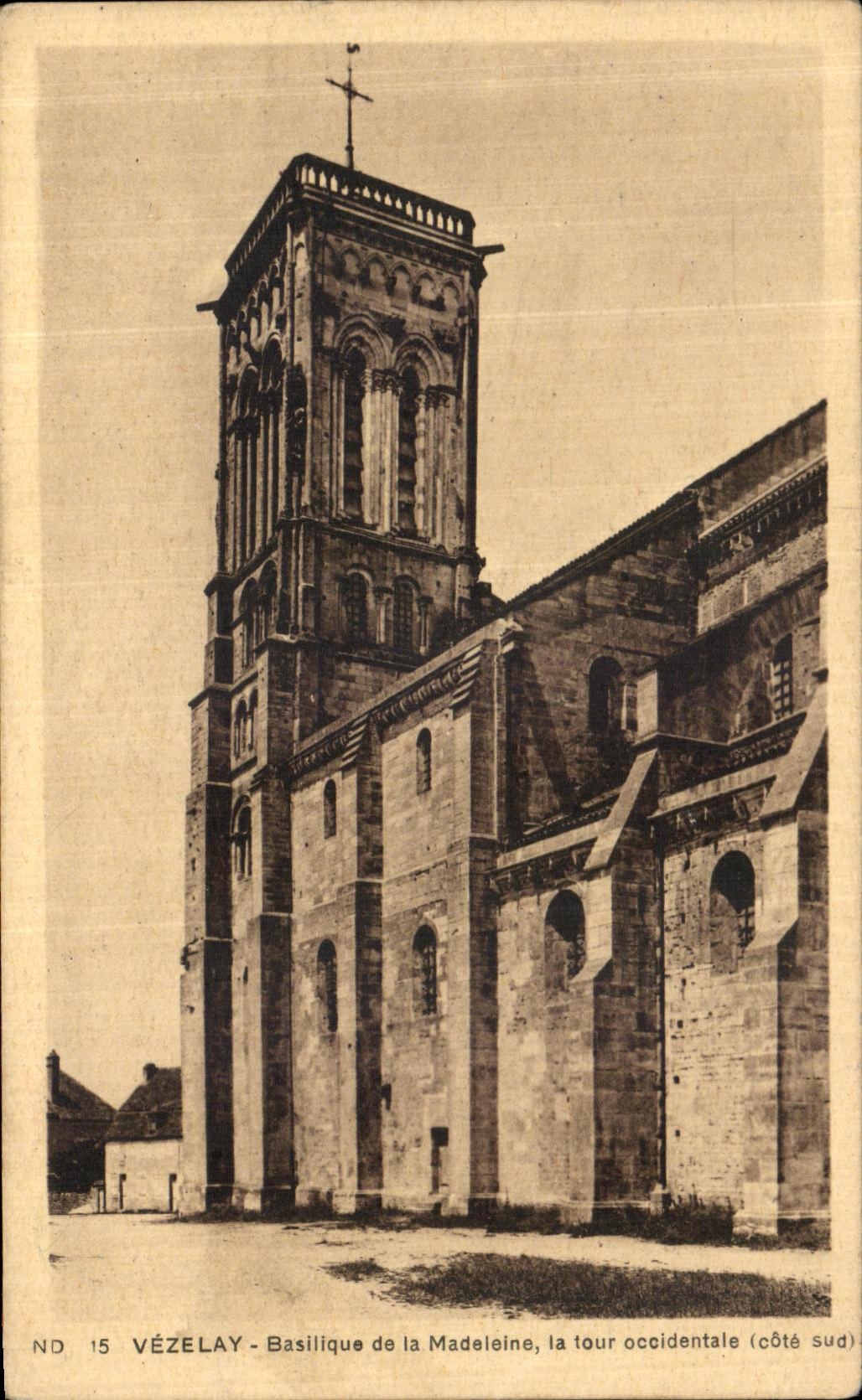 Vézelay - Basilique de la Madeleine, la tour occidentale (côté sud)