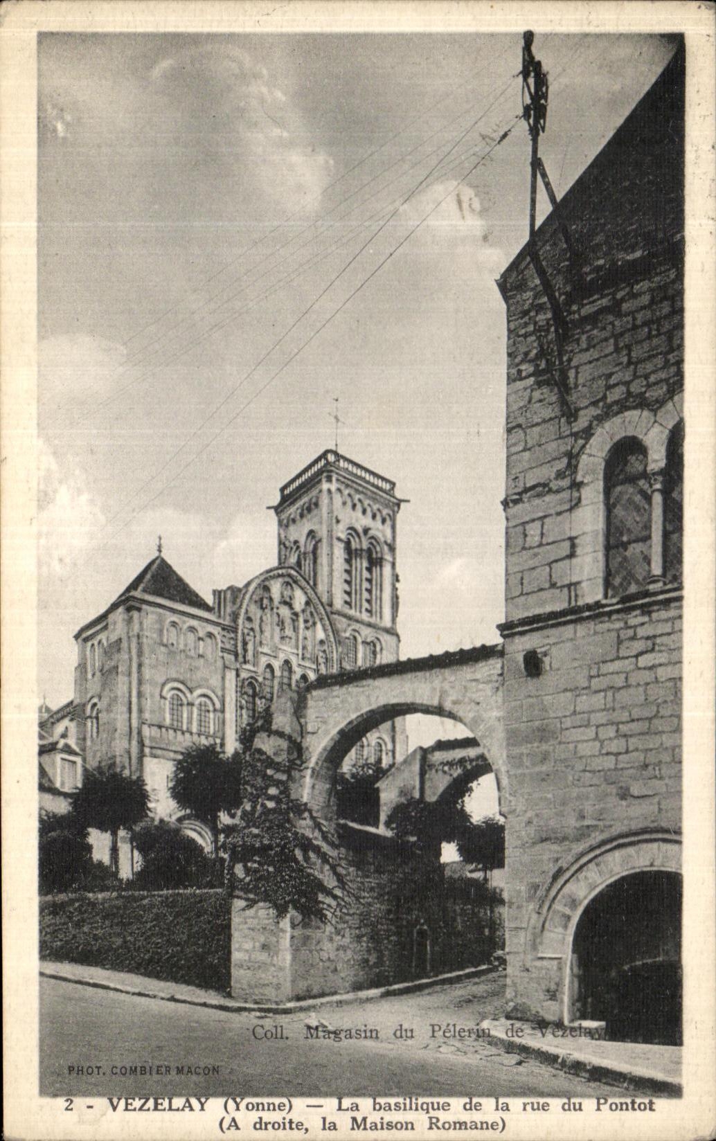 Vézelay (Yonne) — La basilique de la rue du Pontot (à droite, la Maison Romane) — Phot. Combier Macon