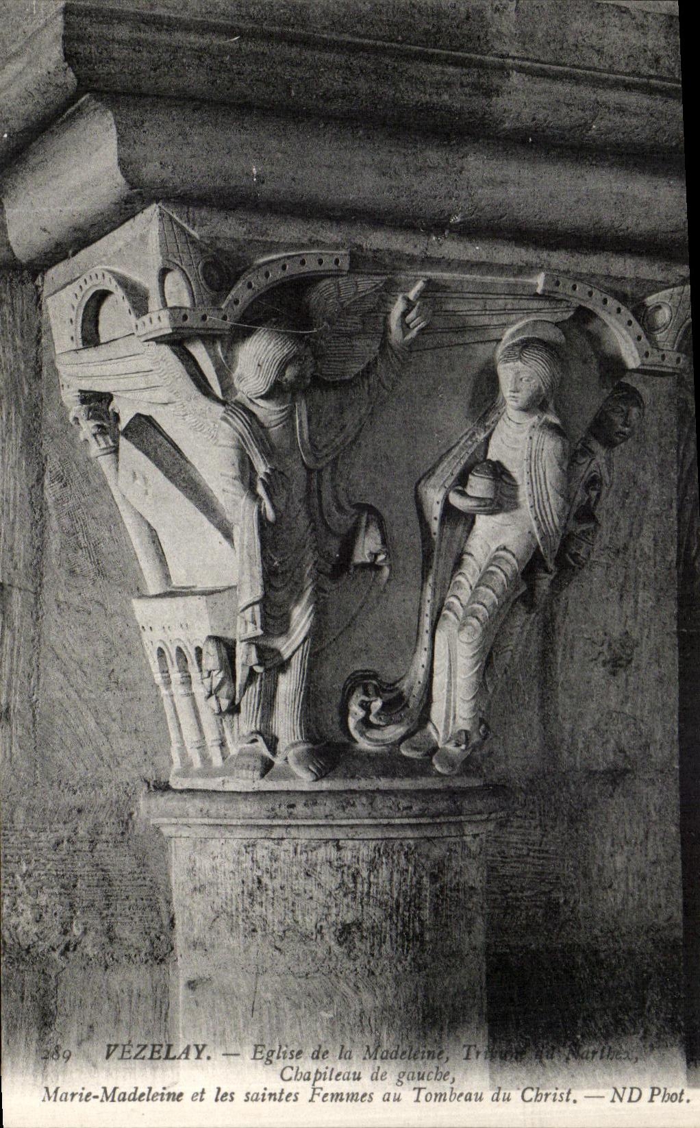 Vézelay — Église de la Madeleine, Chapiteau de gauche, Marie-Madeleine et les saintes Femmes au Tombeau du Christ — ND Phot.