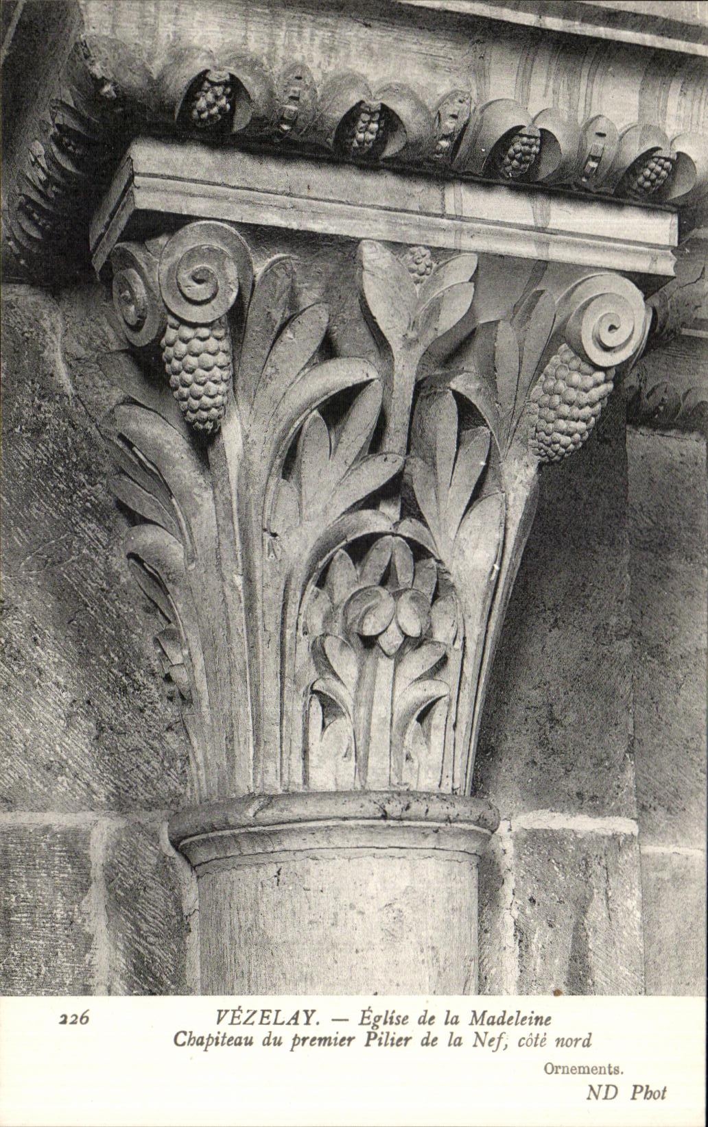 Vézelay — Chapiteau du premier pilier de l'église de la Madeleine, côté nord — ND Phot