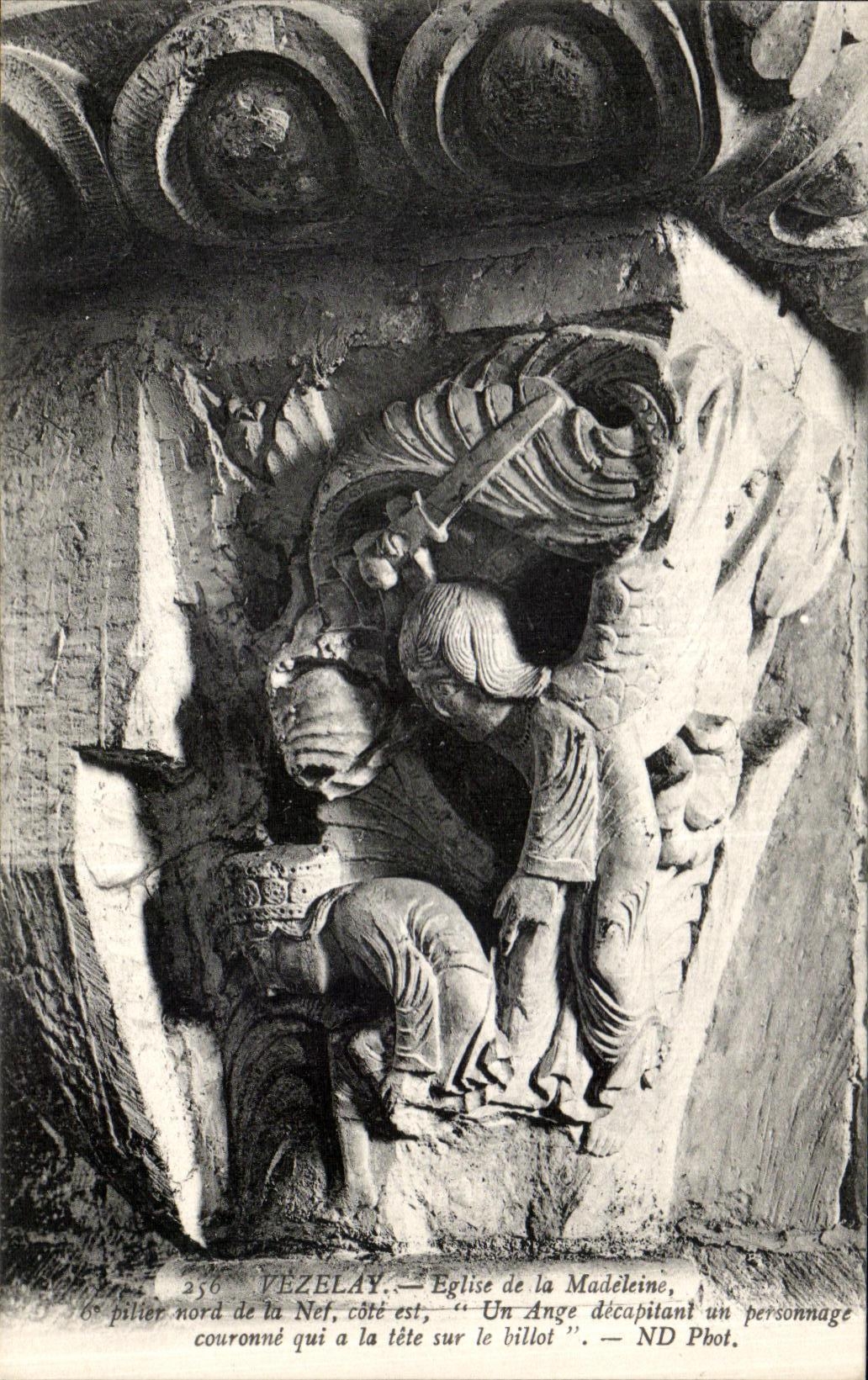 Vézelay — Église de la Madeleine, 6e pilier nord de la nef côté est, Un Ange décapitant un personnage couronné sur le billot — ND Pbot