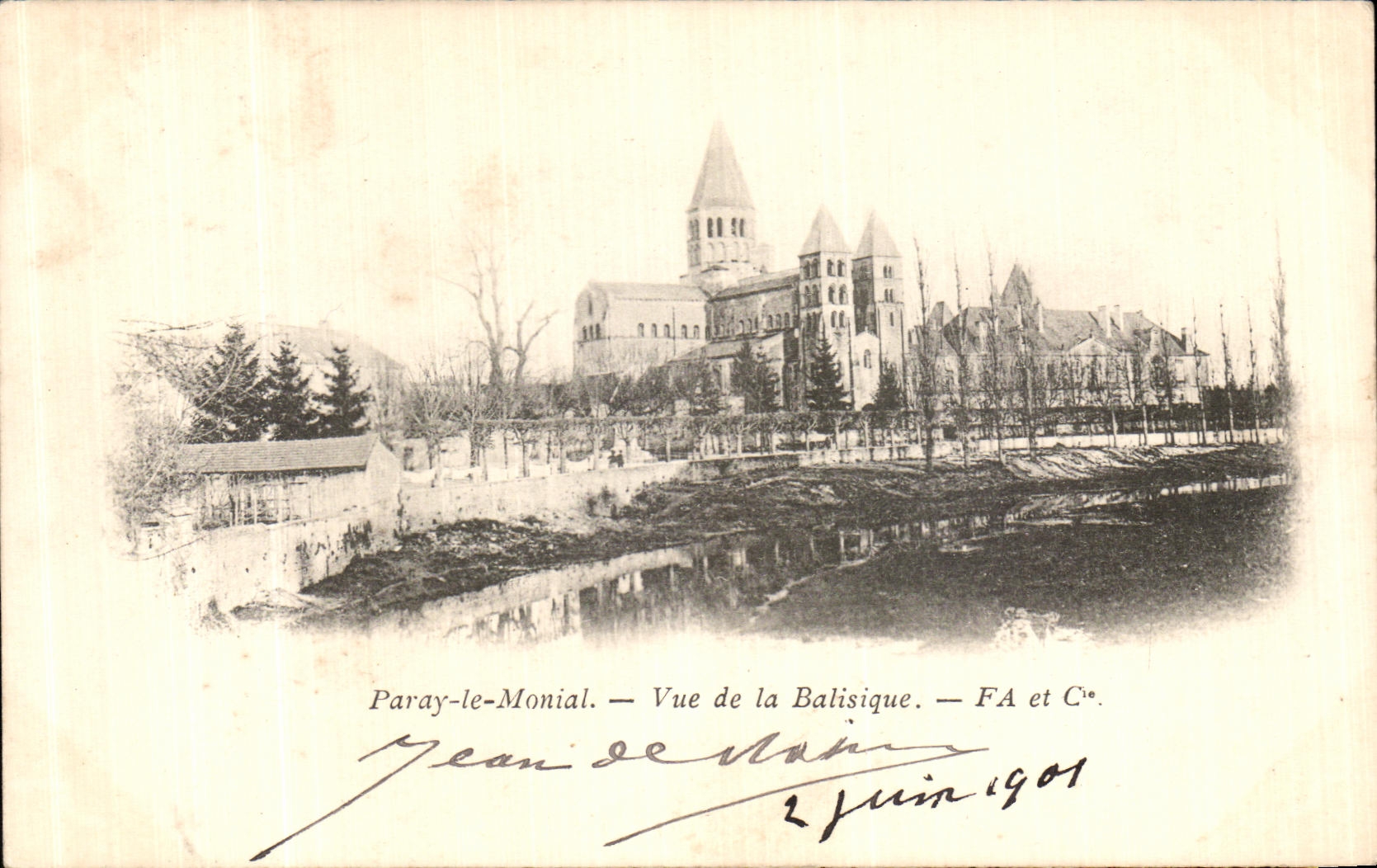 CPA Paray le Monial Vue de la Basilique