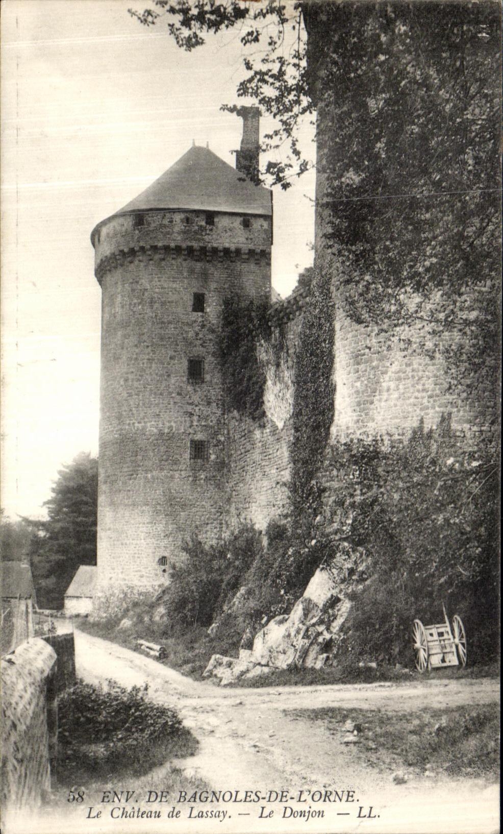 CPA Environs De Bagnoles De L Orne Le Chateau de lassay Le donjon