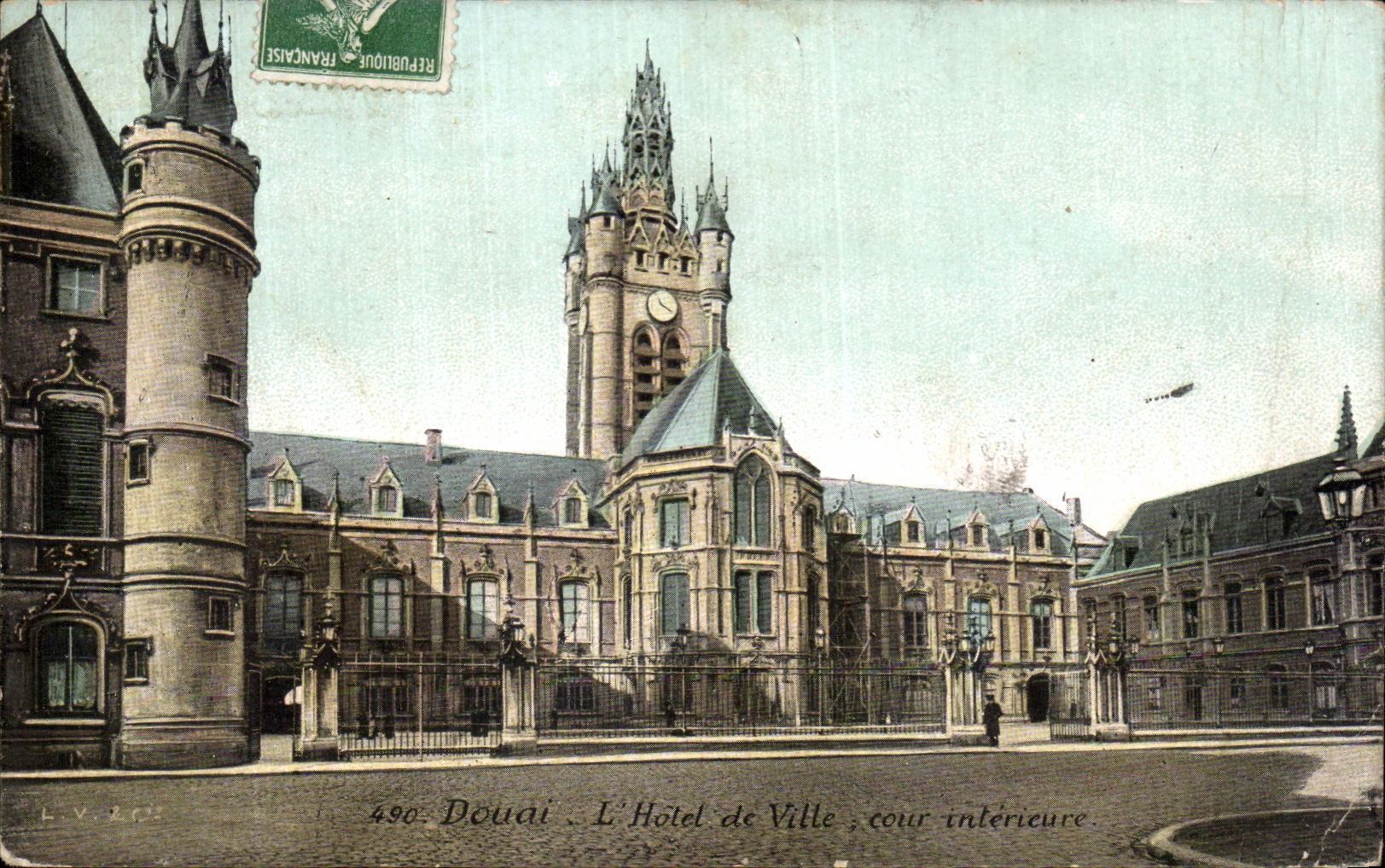 CPA Douai L Hotel de Ville cour interieure