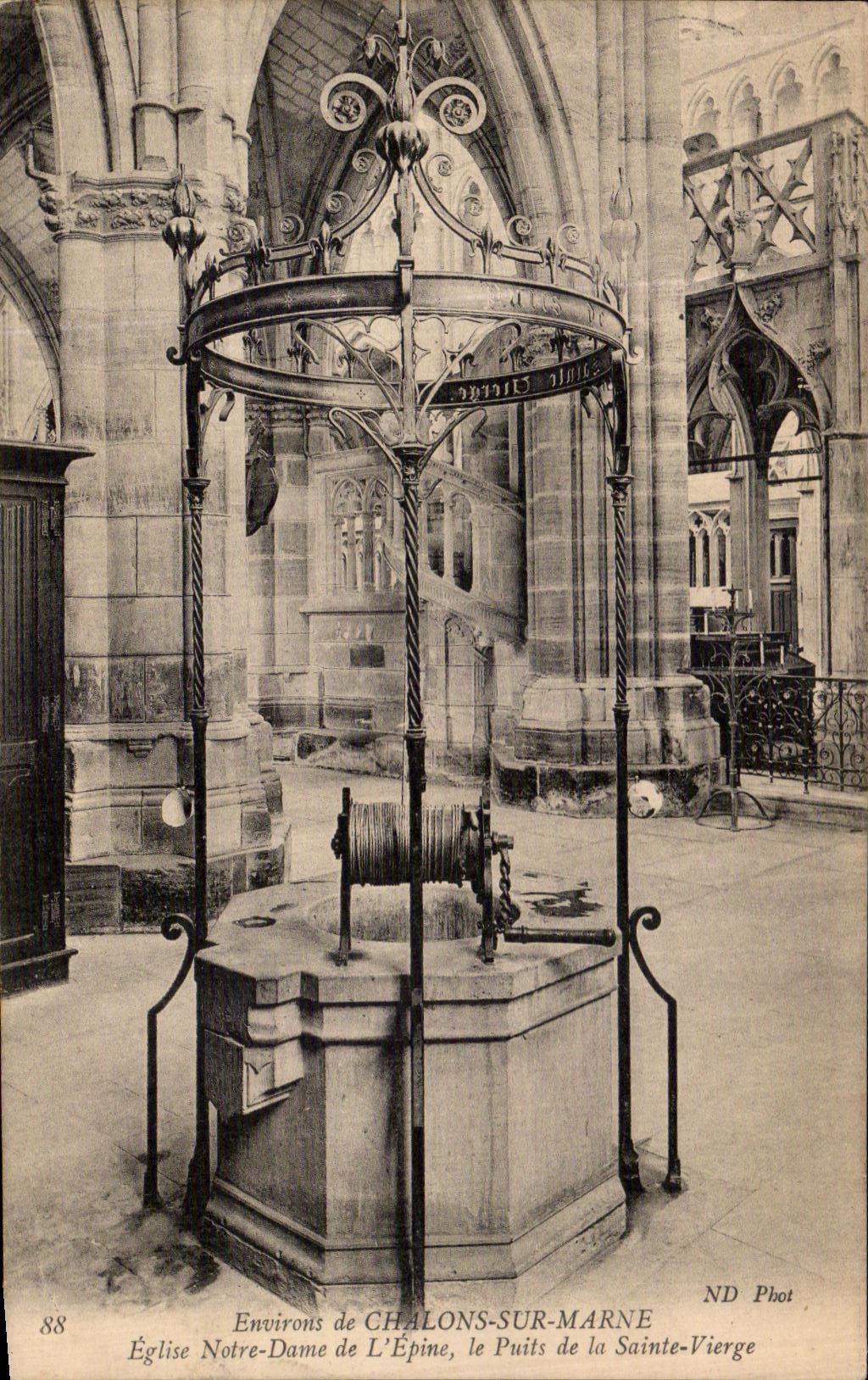 CPA Environs de Chalons Sur Marne Eglise Notre Dame de l Epine le puits de la Sainte Vierge 