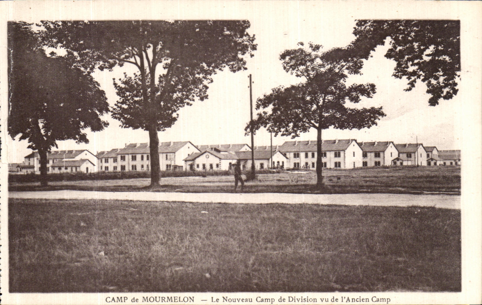 CPA Camp de Mourmelon Le nouveau Camp de Division vu de l ancien camp Militaria 