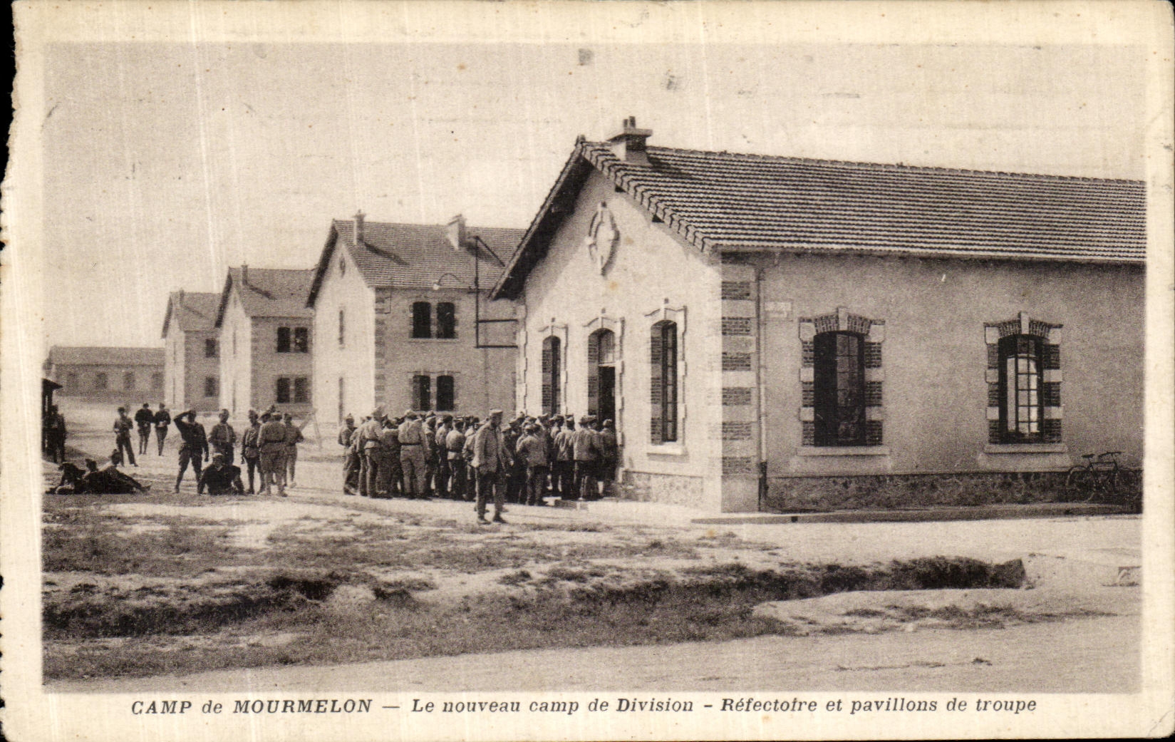 CPA Mourmelon Le Grand Camp de Le Nouveau Camp de Divison Refectoire et pavillons de troupe Militaria