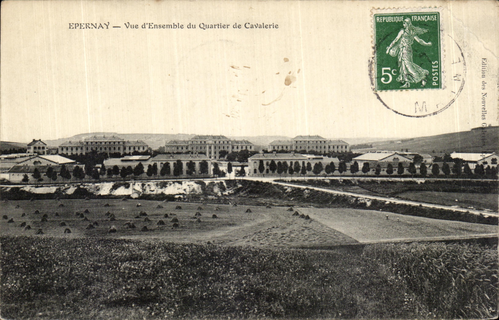CPA Epernay Vue d Ensemble du Quartier de cavalerie Militaria 