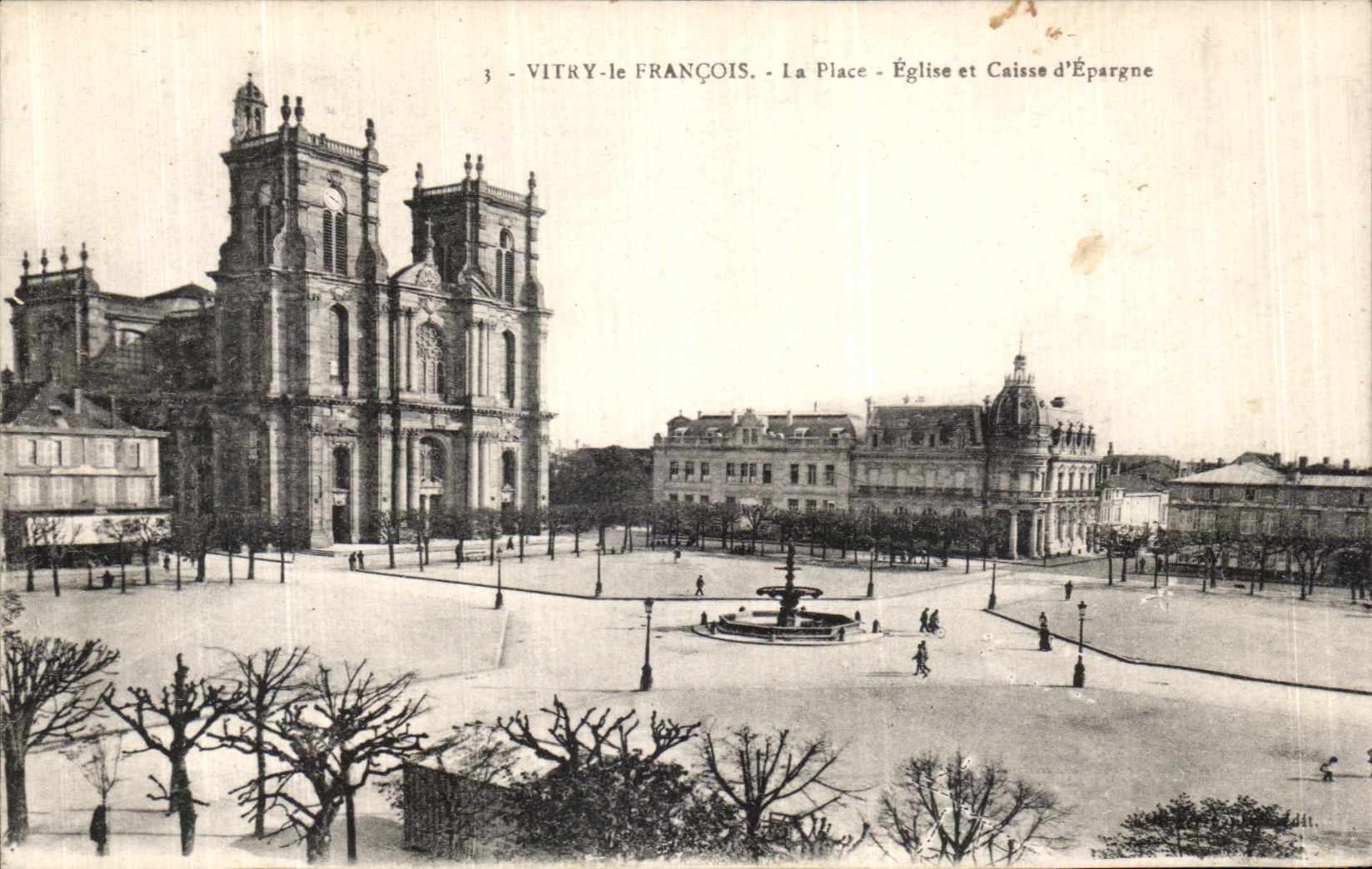 CPA Vitry Le Francois La Place Eglise et Caisse d Epargne