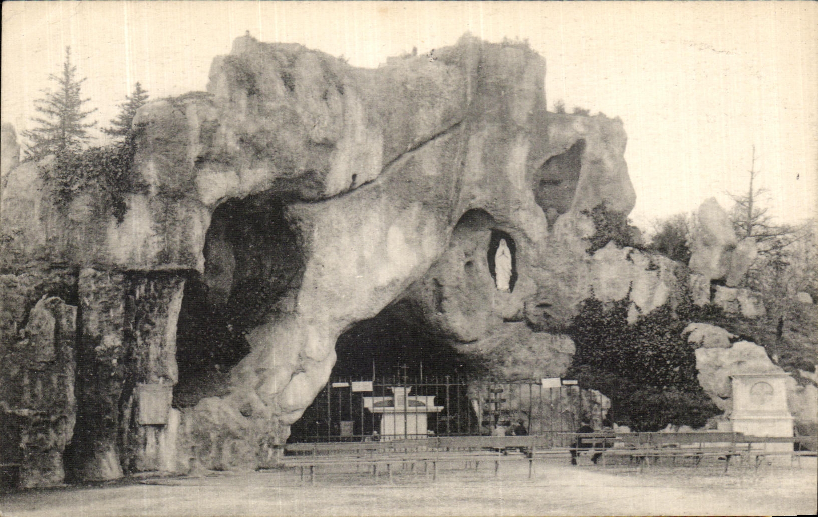 Chaumont - Parc Ste-Marie - La Grotte de Lourdes (Élève en ex voto de la Grande Guerre)