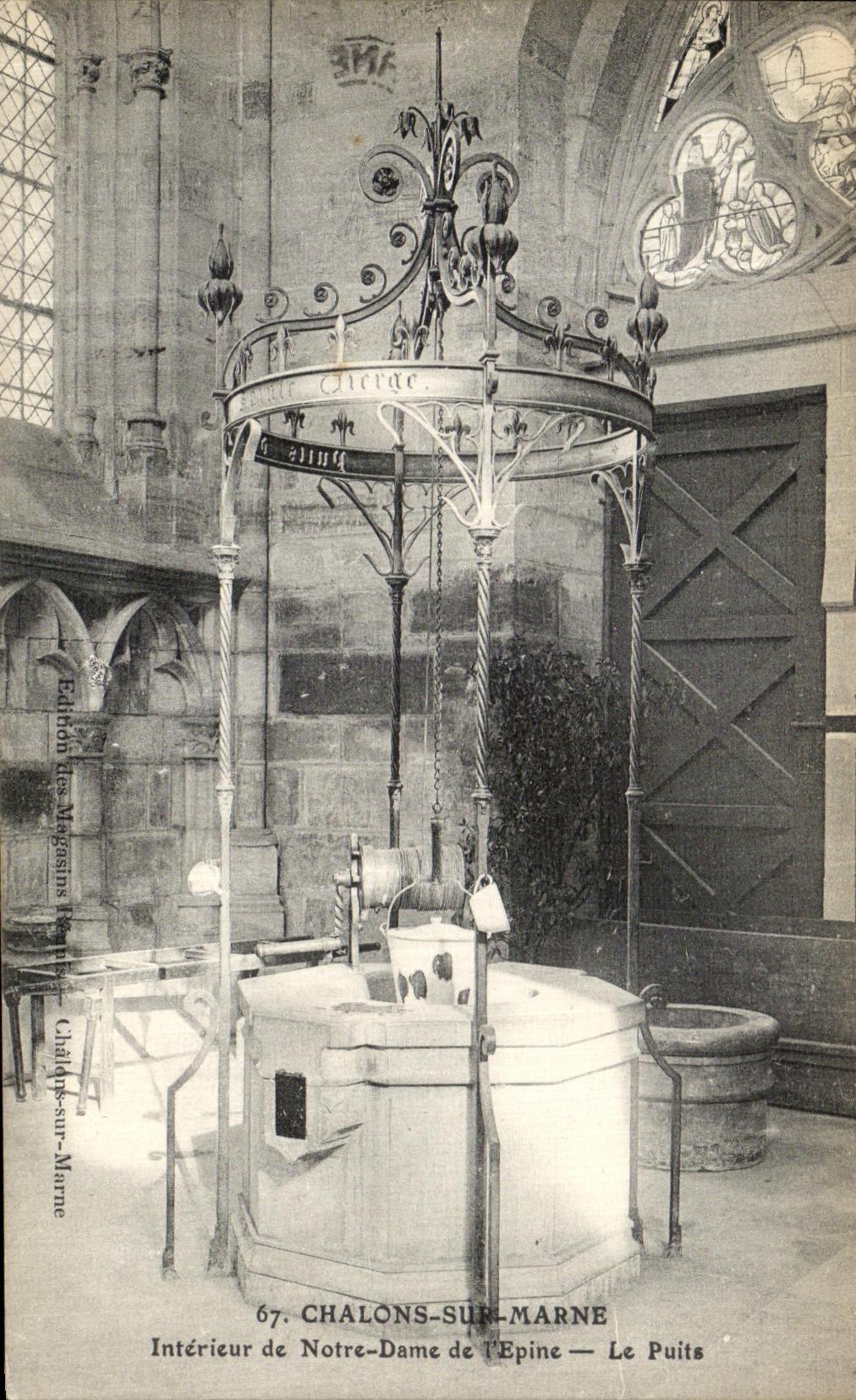 CPA Chalons Sur Marne Interieur de Notre Dame de l Epine Le Puits 