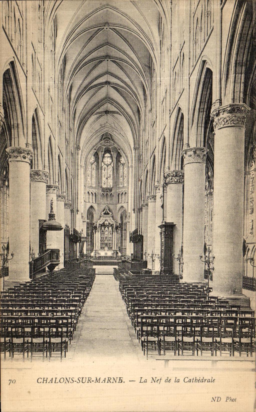 CPA Chalons Sur Marne La Nef de la Cathedrale