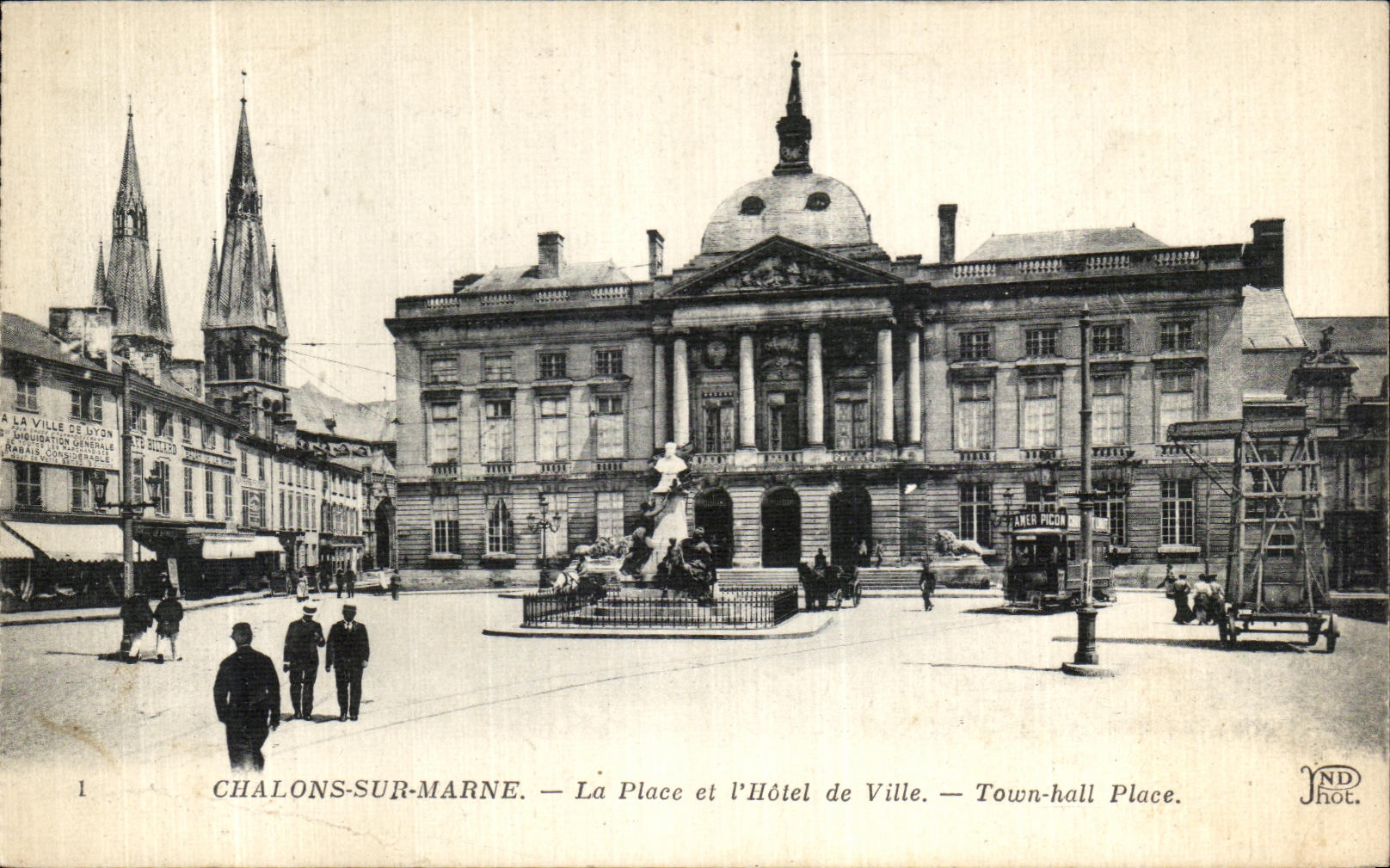 Chalons-sur-Marne — La Place et l'Hôtel de Ville — JND Hot.