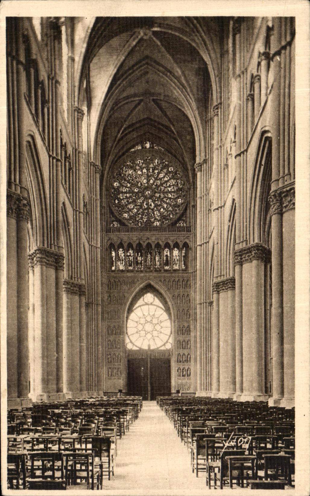 CPA Reims La Cathedrale La Nef et la Rosace