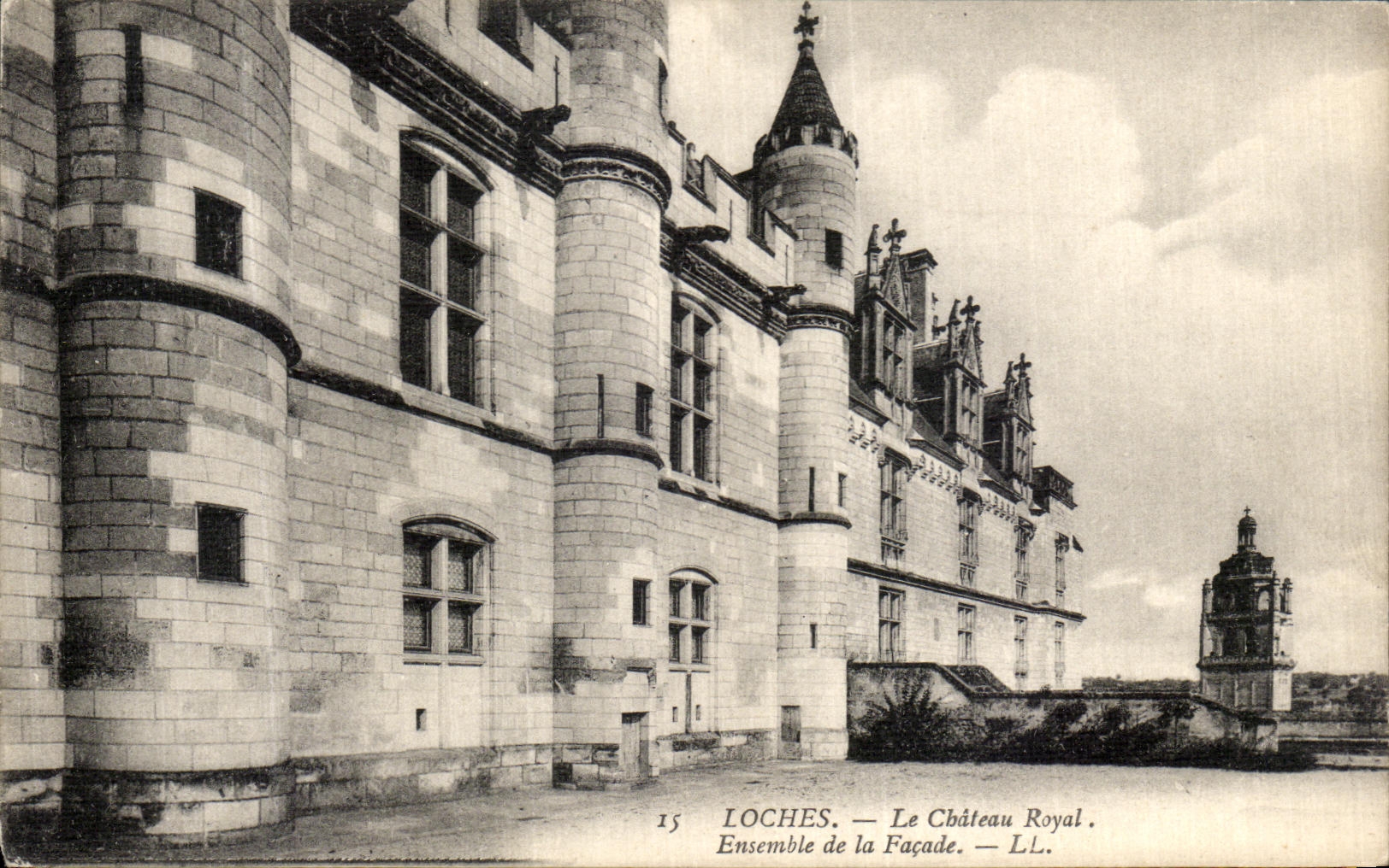 CPA Loches La Chateau Royal Ensemble de la Facade