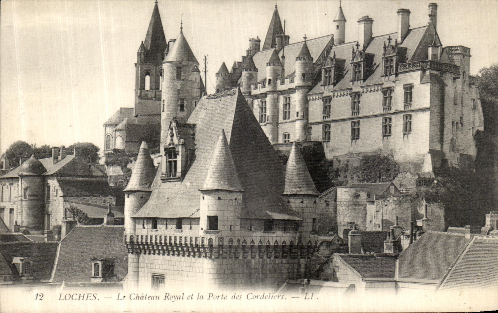 CPA Loches La Chateau Royal et la porte des Cordeliers