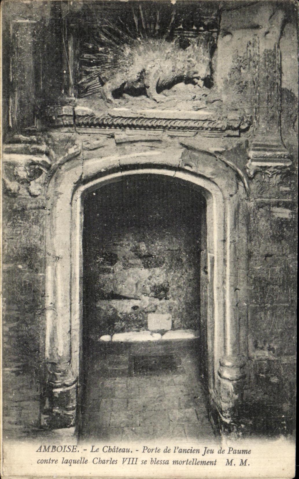 CPA Amboise Le Chateau Porte de l ancien Jeu de Paume