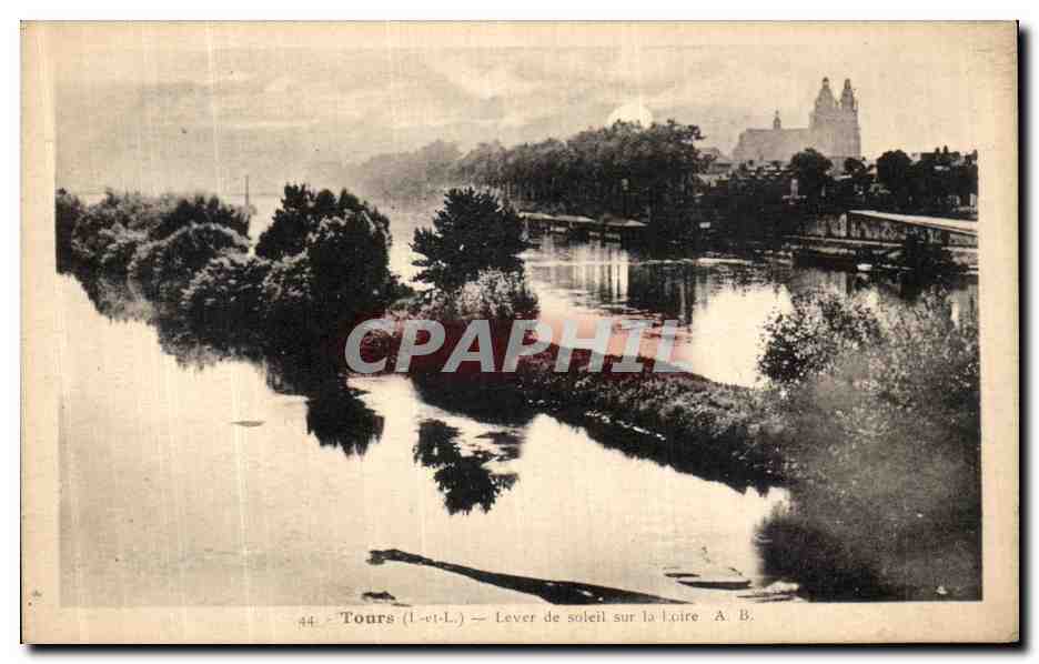 CPA Tours Lever de soleil sur la Loire
