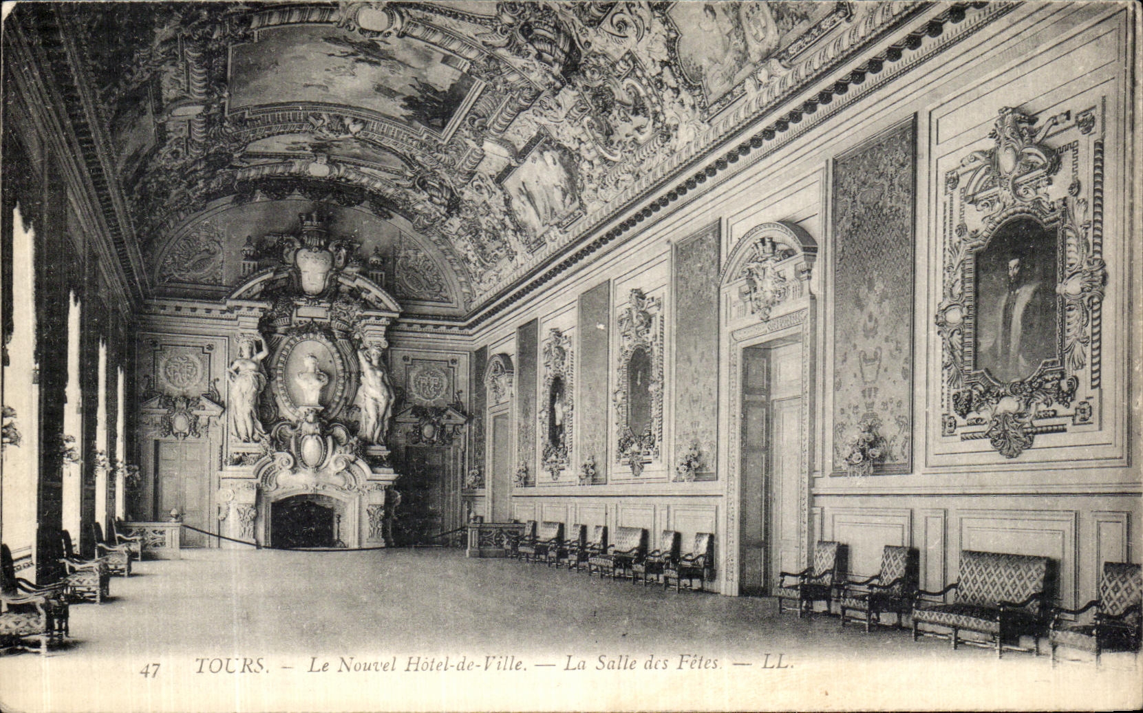 CPA Tours Le Nouvel Hotel de Ville La Salle des Fetes 