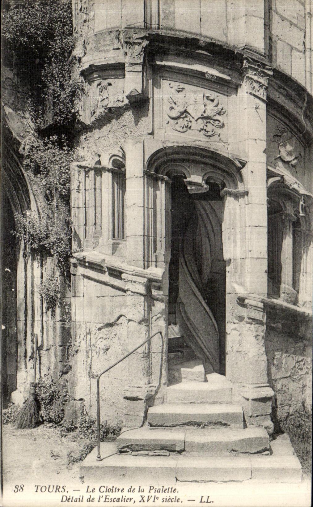 CPA Tours La Cloitre de la Psalette Detail de l Escalier 