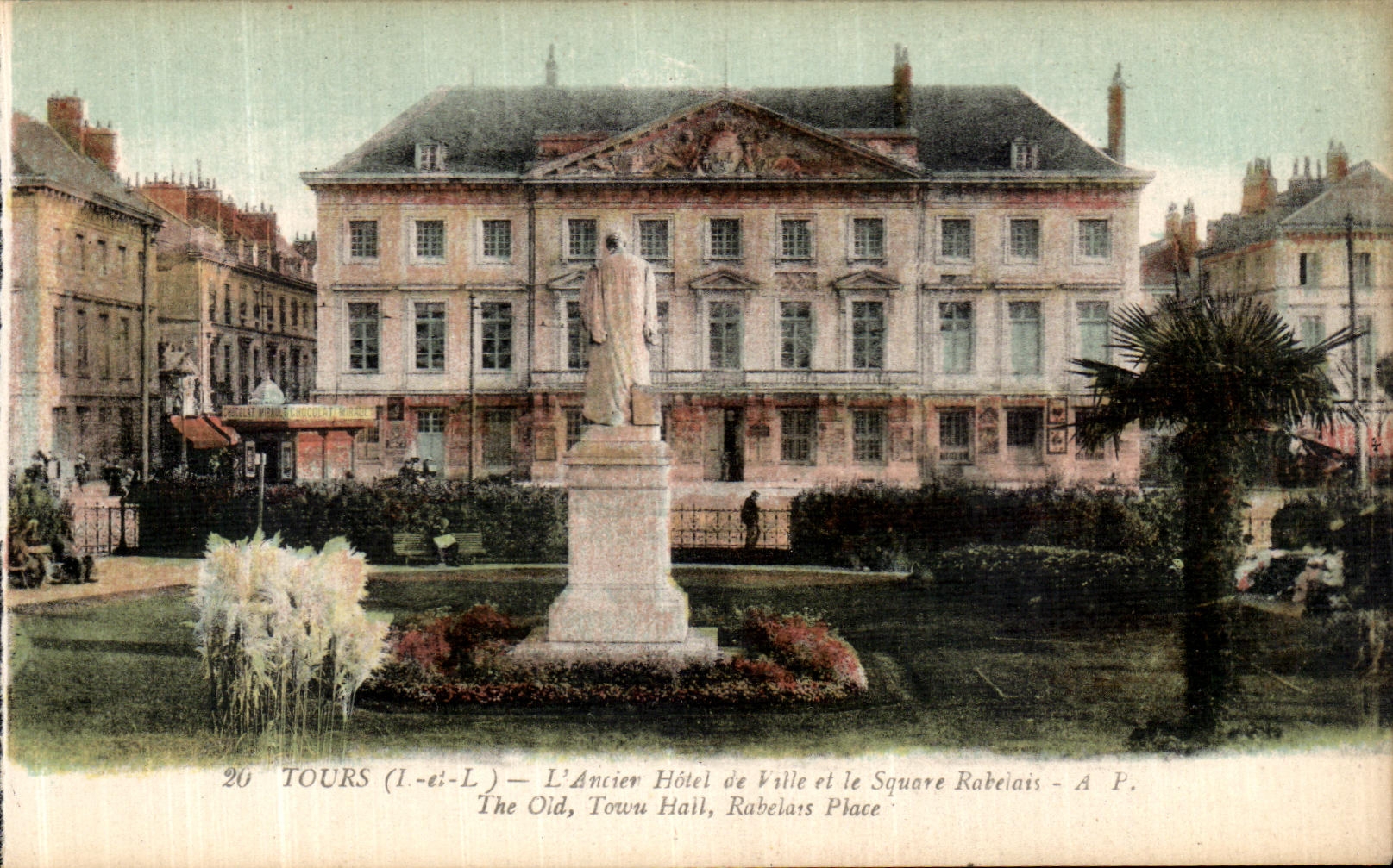 Tours (Loire-et-Cher) — L'Ancien Hôtel de Ville et le Square Rabelais — A.P.