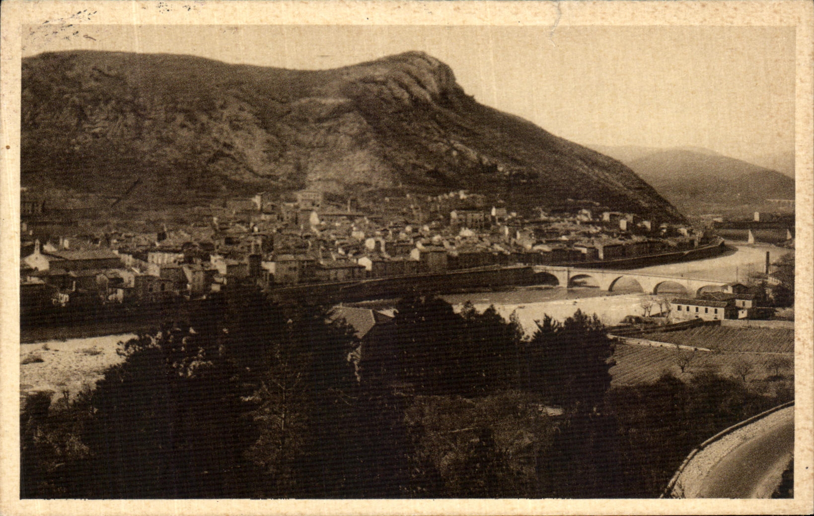 CPA Les Cevennes Pittoresques Anduze Vue Generale