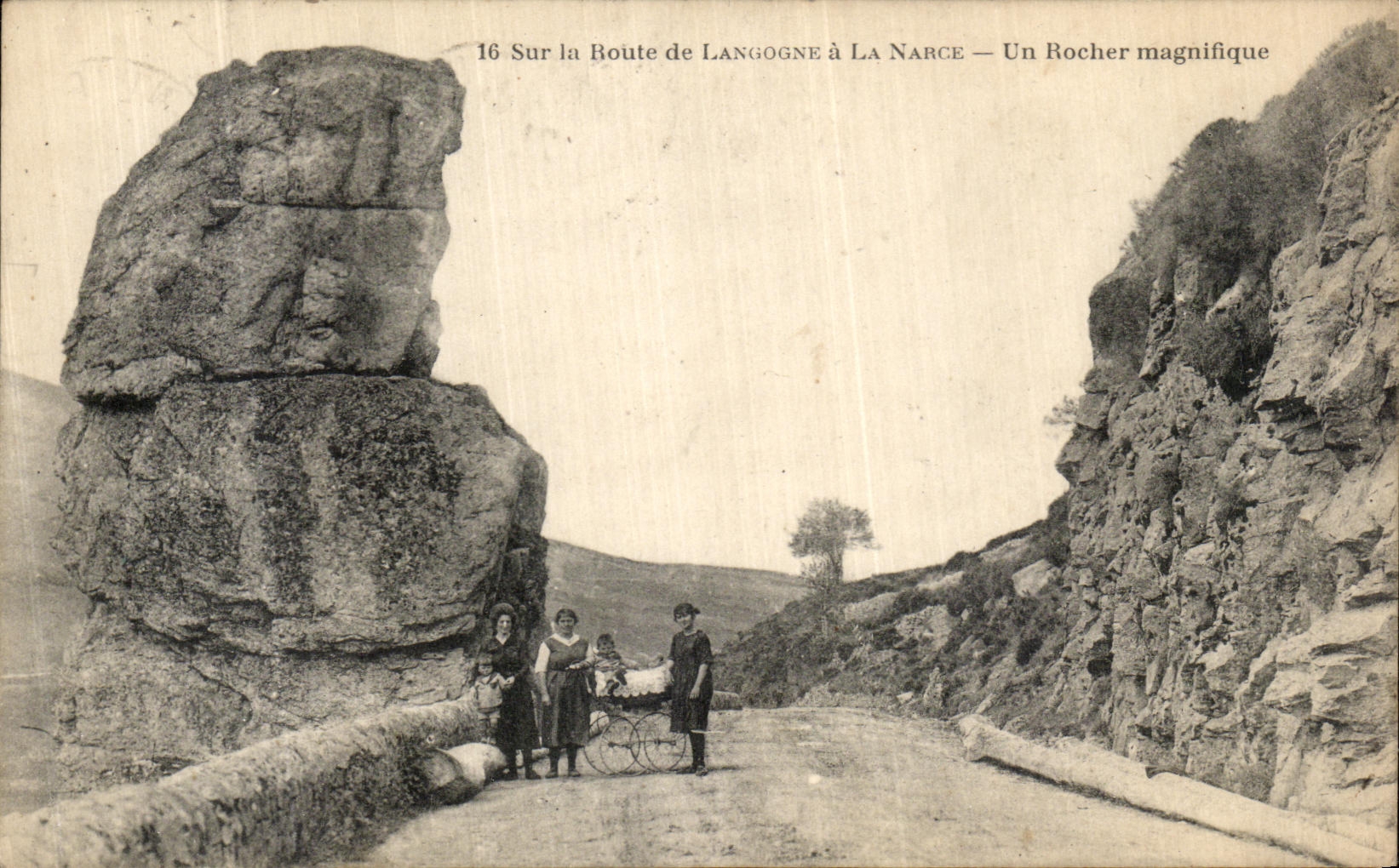 Route de Langogne à La Narce — Un Rocher magnifique — Éditeur inconnu, n° 16