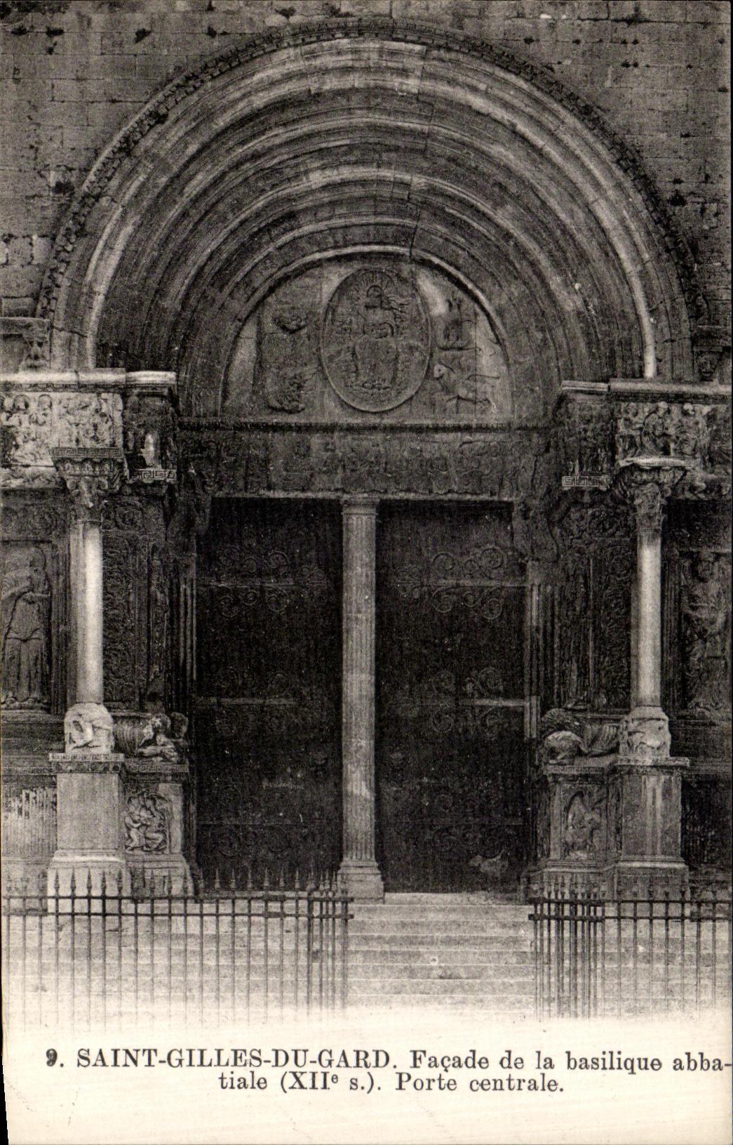 Saint-Gilles-du-Gard — Facha de la basílica abacial (siglo XII). Puerta central.