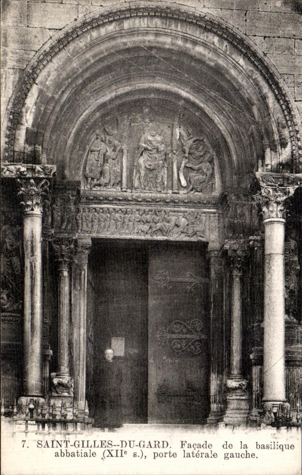 Saint-Gilles-du-Gard — Façade abbatiale (XIIe s.), porte latérale gauche — éditeur CPAPHIL, n°7