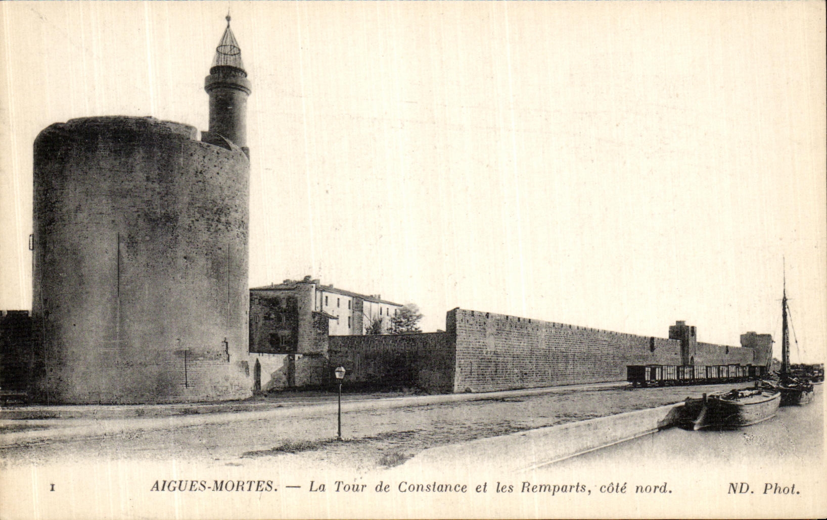 CPA Aigues Mortes La Tour de Constance et les Remparts Cote Nord Train 