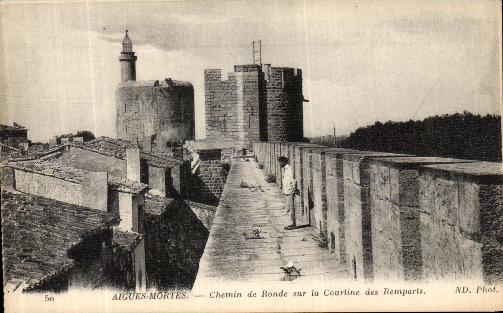 AIGUES-MORTES — Chemin de Ronde sur la Courline des Remparts — ND. Phot.