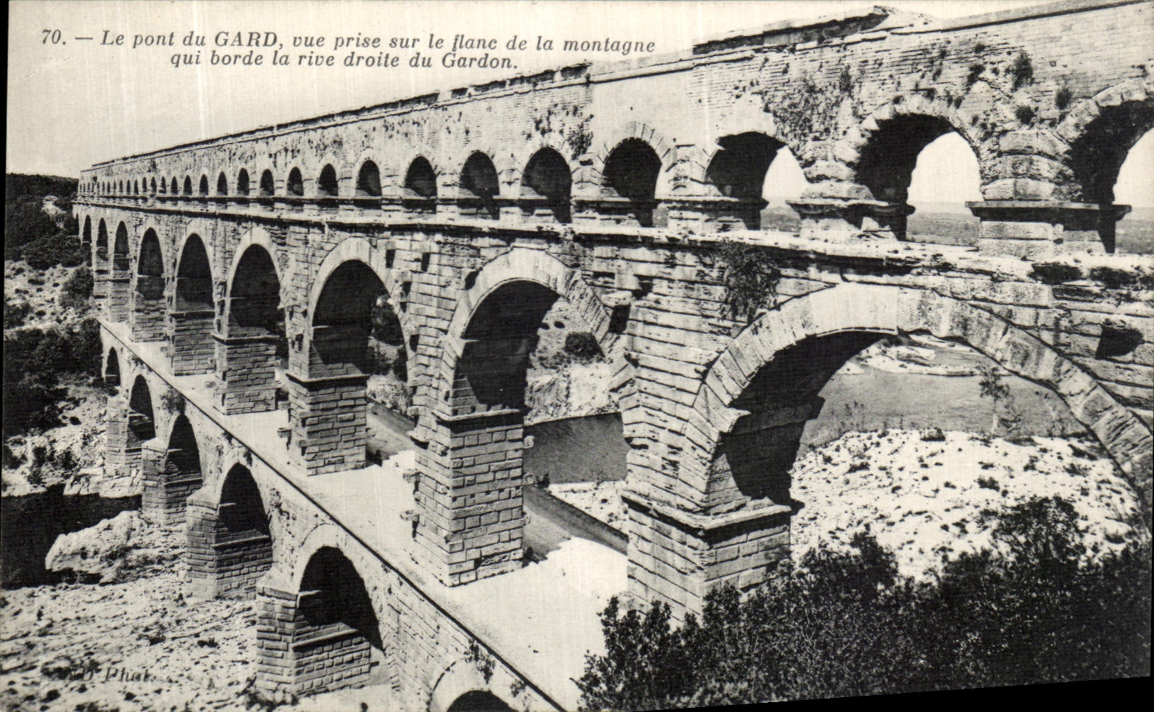 CPA Le Pont du Gard vue prise sur le flanc de la montagne qui borde la rive droite du Gardon