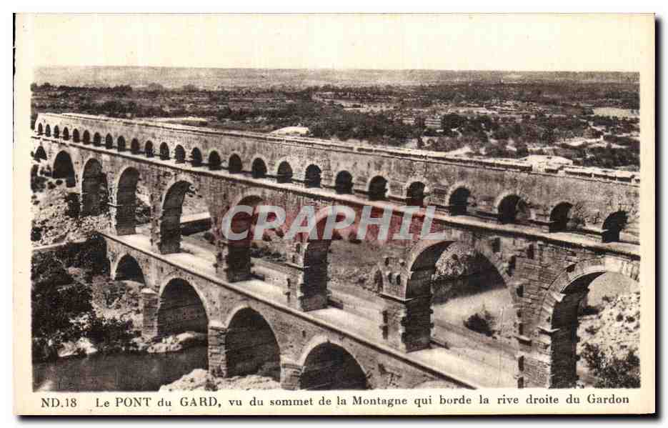 CPA Le Pont du Gard Vu de Sommet de la Montagne qui borde la rive droit du gardon