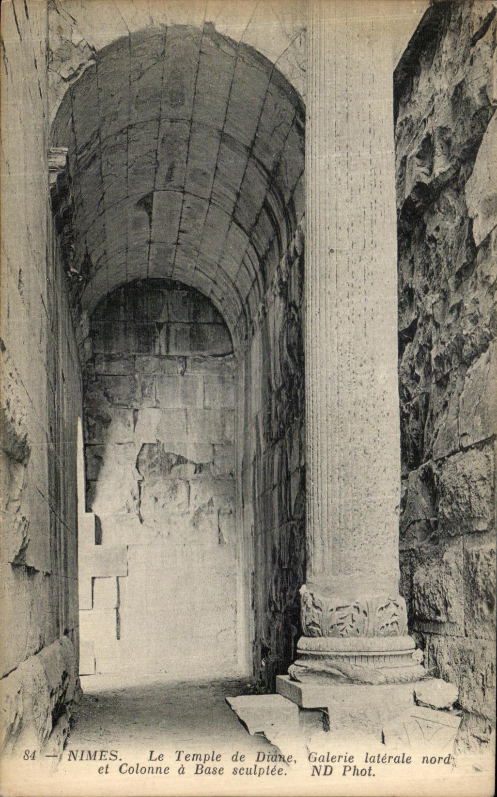 Nîmes — Le Temple de Diane, Galerie latérale nord et Colonne à base sculptée — ND Phot.